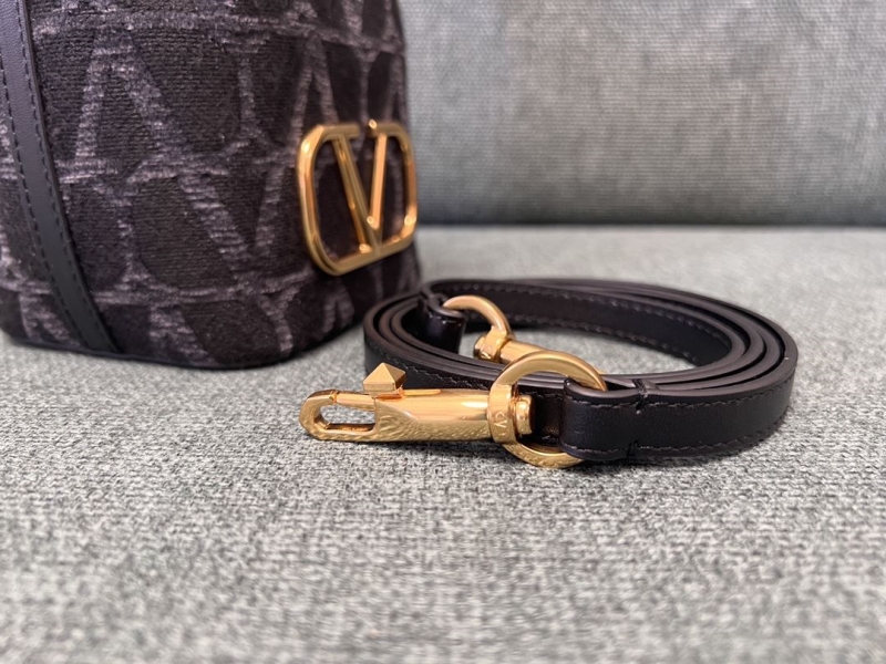 Va1e*ntin0 bucket bag